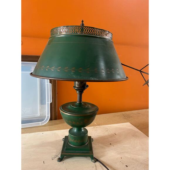 Vintage all metal forest green Grecian laurel leaf style desk lamp - Picture 1 of 10